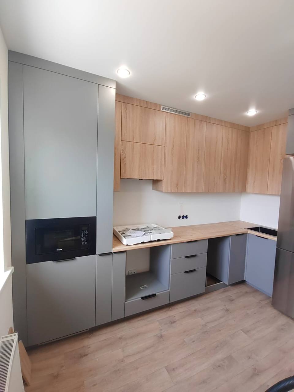 Кухня угловая — Серый и дерево пенал